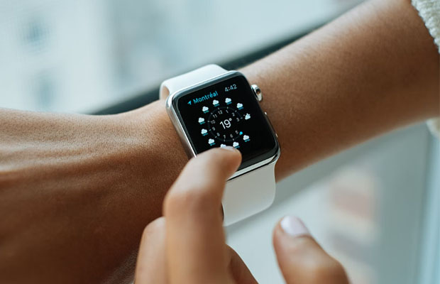 My Apple Watch Won’t Swipe Up Or Down: 9 Ways to Fix