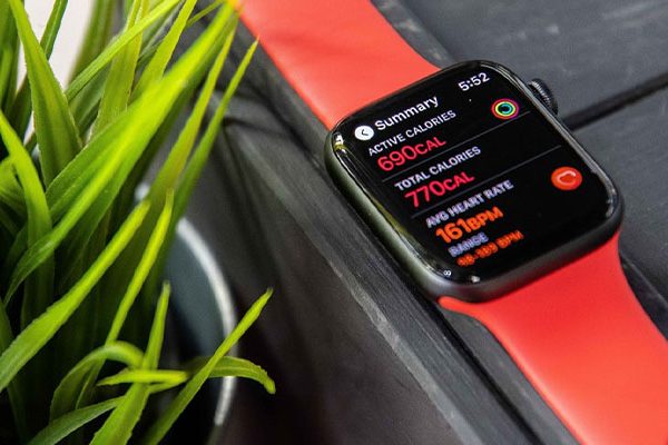 Apple Watch SE Review 2022: Read It Before Buying